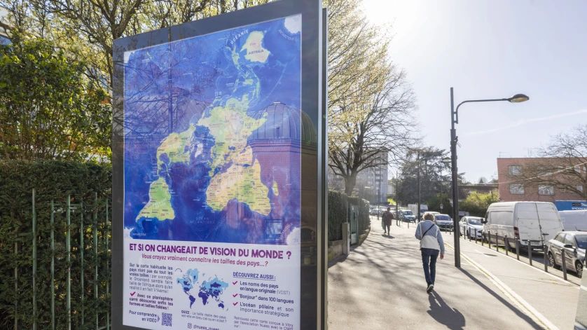 Le planisphère carré exposé sur un panneau JCDecaux dans les rues de Vitry-sur-Seine